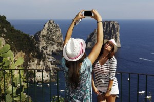 12-the-amalfi-coast-capri-2013-cm-65x90-martin-parr-magnum-photos-studio-trisorio