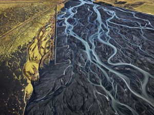 14.-Edward-Burtynsky.-Fiume-Markarfljòt-n.-1-controllo-dell’erosione