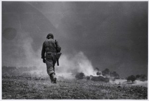 03-soldato-americano-in-perlustrazione-nei-dintorni-di-troina-4-5-agosto-1943-robert-capa-international-center-of-photography-magnum-collezione-del-museo-nazionale-ungherese